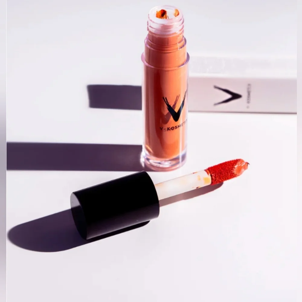 V KOSMETIK Under Eye Corrector in MANDARINE, 4.5ml/0.15fl oz